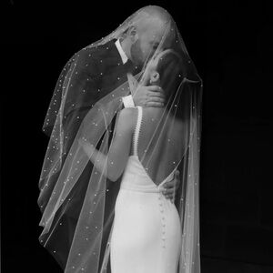 NWOT Untamed Petals Pearl Veil with blusher, Chapel length